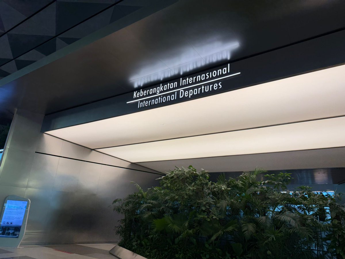 inal1010's tweet image. Ketika landing di domestik paling ujung dan mesti lanjut flight berikutnya di gate paling ujung sisi satunya lagi, beneran olah raga 🏃‍♂️