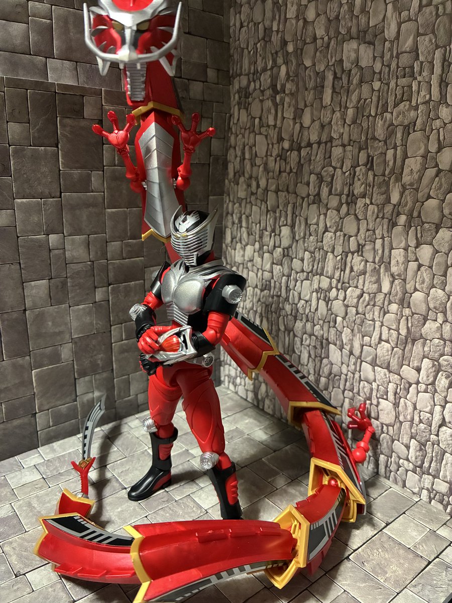 atom_douga's tweet photo. 仮面ライダー龍騎はドラグレッダーを後ろに置くだけで結構映えるからどんなポーズさせてもいいのずるいわぁ
ナイトも欲しい https://t.co/Y6b1Z3S56W