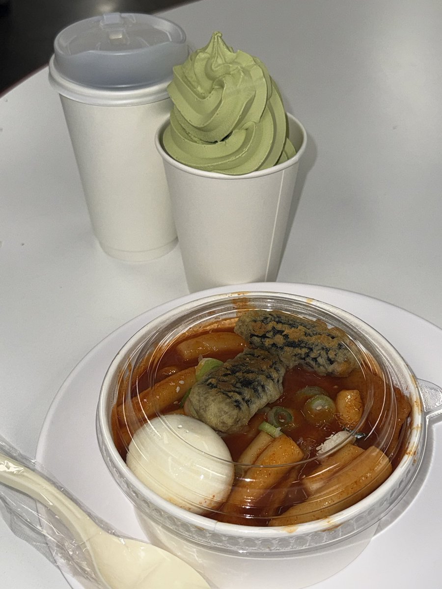 meokwawa's tweet image. 코스트코 떡볶이랑 말차아이스크림

말차아이스크림 양이너무많아서 컵 안쪽까지 꽉꽉 차있음 . . . .