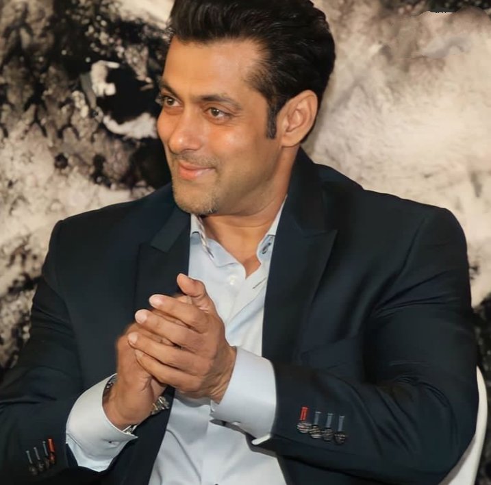 From Wanted to Sikku I have seen every single movie in the theatre, but ye GaanWan movie nahi dekhunga theater pe 1st time since 2009

Jab log haste nahi Theater pe tab taqleef hoti hai hum fans ko but Salman ko farq nahi padti.

Ab support karna band kardo Salman ko anbhakto.