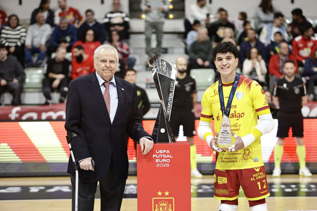 ManzanaresFS's tweet photo. 🇪🇸 Gran detalle de @ElPozoMurcia_FS con @Anntonio1_ , jugador formado en la cantera del equipo murciano, por la medalla de oro en el Europeo

👉 Extendemos la felicitación a Ricardo Mayor y Adri Rivera, y a Marcel y Rafa Santos por el triunfo con Brasil en la Copa América https://t.co/btEtX7yDFv