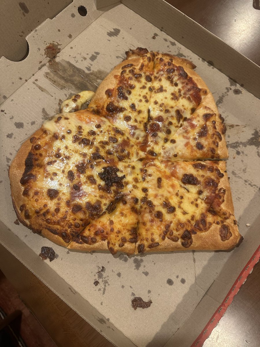 YousureC's tweet photo. 今日はバレンタイン💘

なんかお客さんが
Pizza Hutでハート型のピザ売ってるよ
って言ってたので買ってみたw

仕事あがりなのでペパロニじゃなくてチーズラバー https://t.co/xy9p4xv6zR