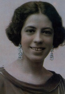 La beata Victoria Díez Bustos de Molina fue una educadora y mártir española, cuya fe y dedicación a la enseñanza dejaron un profundo legado espiritual.
Nacida el 11 de noviembre de 1903 en Sevilla, España, Victoria creció en una familia católica devota.
Atraída por la educación