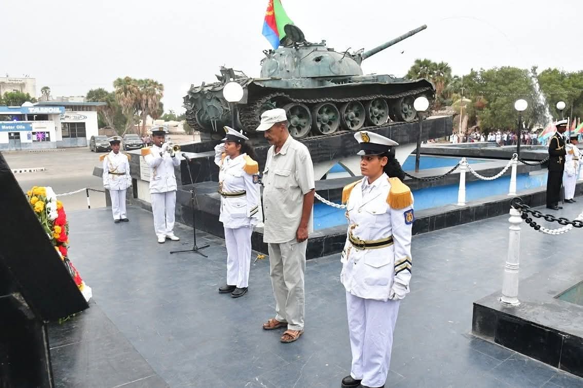 BoleMereja's tweet photo. የአፍሪካ መሪዎች በአዲስ አበባ የአፍሪካ ህብረት ስብሰባ ላይ የሚገኙ ሲሆን የጎረቤት ሀገር የኤርትራው ፕሬዚዳንት ኢሳያስ አፈወርቄ በዛሬው እለት በምጽዋ የሰማዕታት መቃብር የአበባ ጉንጉን እያኖሩ ይገኛሉ።
#BoleMereja https://t.co/bTNO8f9Ywj