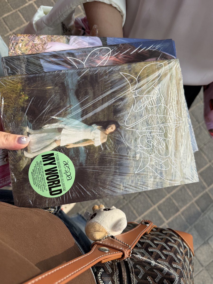 หามายยากมาก55555 ถ้าเจอสะกิดได้นะค้า มีอัลบั้มไซน์การ์ดไซน์มาแจก พยายามเล็งแล้วใครถือบงเรายื่นให้เลยอย่าตกใจㅜ.ㅜ