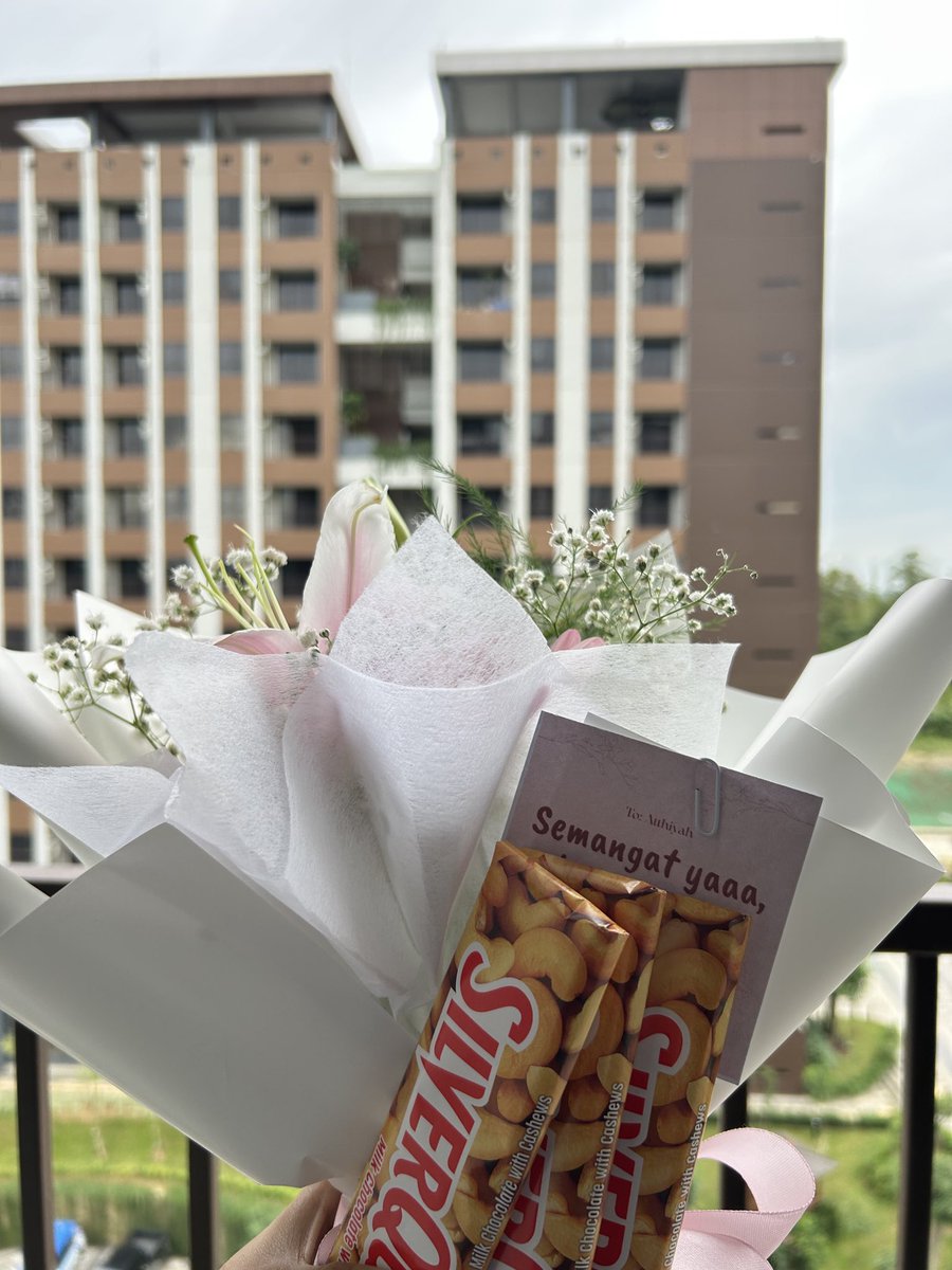 atyahnblh's tweet photo. baru banget merasa sia-sia cuman di rusun doang, ga mood makan seharian, bahkan sudah kepikiran buat ke bpp ajaa. but then this came🫠🥲

small things means a lot. dear kiyaaa, terima kasih. safely arrived di saat yg tepat🌷✨ https://t.co/6oySUqNjD3