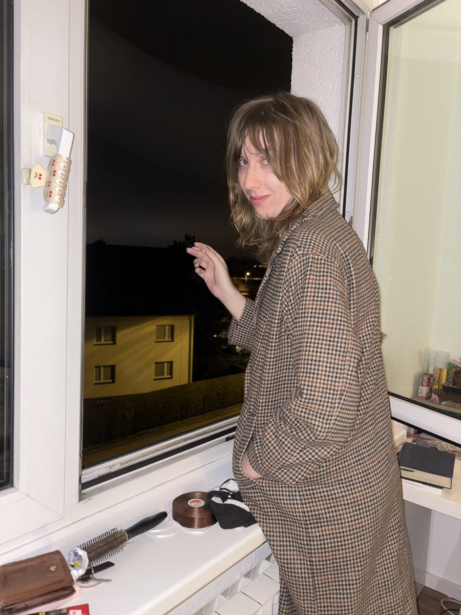 she say she dgaf, she pay the rent 🤦🏻‍♀️