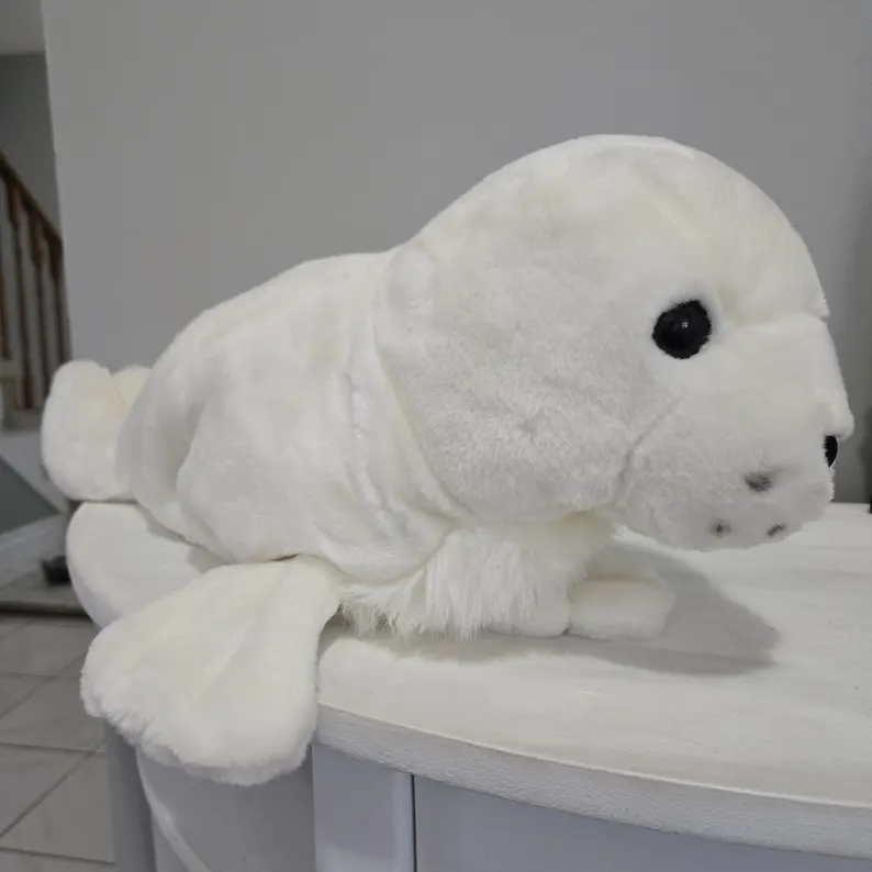 Anchry's tweet photo. @suuuoppp Can't help doing a little google investigation when i see a post like this,a bit hard to find from this picture, but I did find this Animal Alley White Harp Seal being sold on Etsy, seems to have the same type of flippers(are they called flippers on seals? i dno) Could be this ? https://t.co/PCYtADhBGW