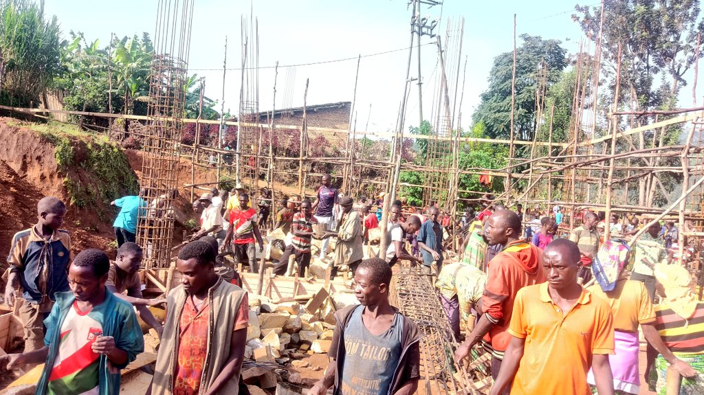 ABPInfos's tweet image. 2/2 Cet appel a été lancé ce samedi par l’administrateur communal de #Matongo, @JanviereKanyana, lors des travaux de coulage du béton dans le chaînage inférieur de ce bâtiment en cours de construction qui abritera différents services.