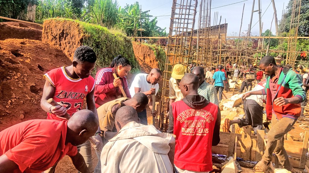 ABPInfos's tweet image. 2/2 Cet appel a été lancé ce samedi par l’administrateur communal de #Matongo, @JanviereKanyana, lors des travaux de coulage du béton dans le chaînage inférieur de ce bâtiment en cours de construction qui abritera différents services.