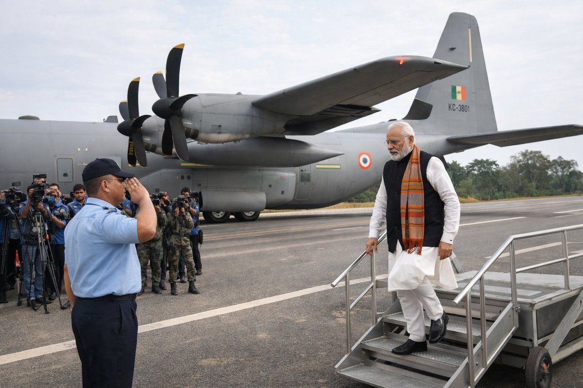 SKithiyon56925's tweet image. 🚨 BREAKING 🚨

History made in the Northeast!

PM lands aboard a C-130J Super Hercules at the first Emergency Landing Facility (ELF) on the Moran highway in .

A major boost to India’s border infrastructure and strategic readiness. 🇮🇳✈️

#Assam | #BorderInfrastructure |