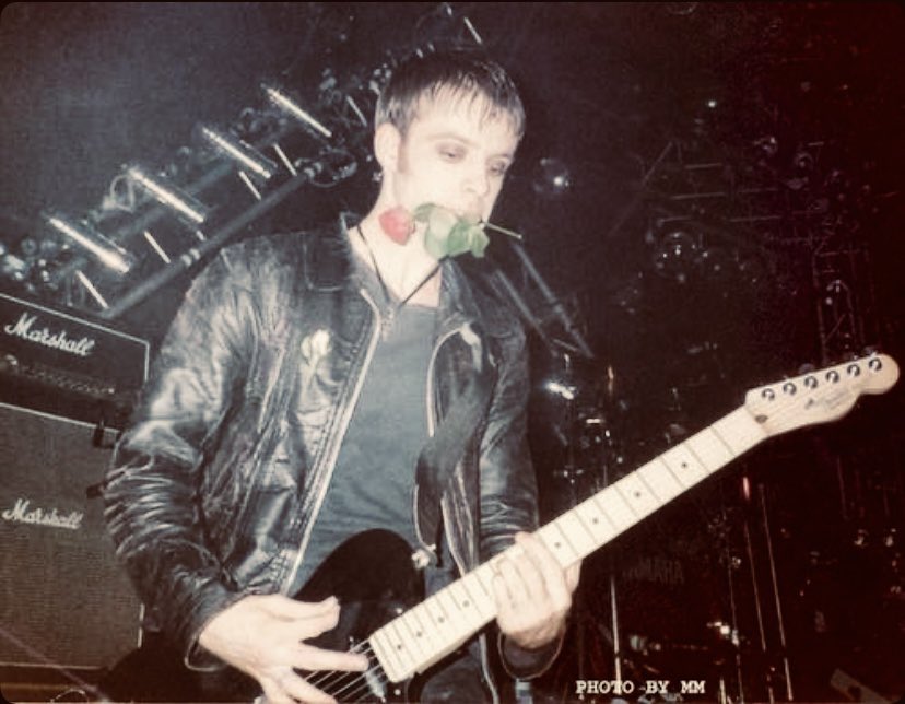 RJEPainfully's tweet photo. Happy Valentine’s Day! 🌹💘
📸 Margaret Macaulay, 
Glasgow, July 1993. 
@Manics #Valentines #ValentinesDay #RicheyEdwards #ManicStreetPreachers https://t.co/Re76ZuzCMO