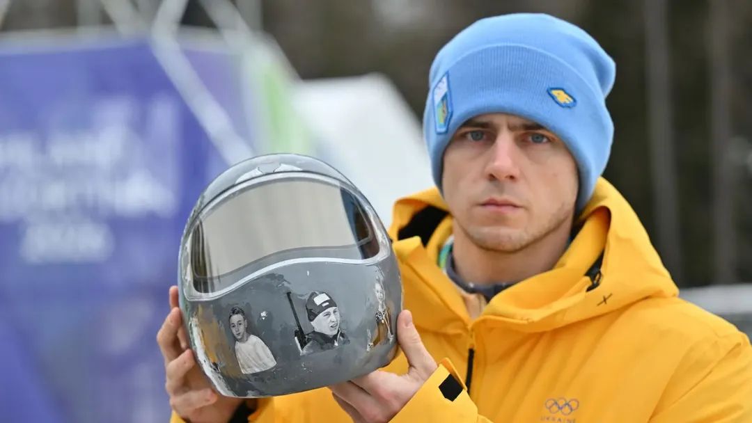 Olympiáda je naše, pochvaluje si ukrajinské vedení. Tah se skeletonistou Heraskevyčem vyšel. Heraskevyč se stal najednou nejznámějším účastníkem Olympiády. 
Kdyby tu helmu neměl, tak o něm nikdo neví a to ani většina Ukrajinců. Skeleton je na Ukrajině neznámý sport a zřejmě se mu