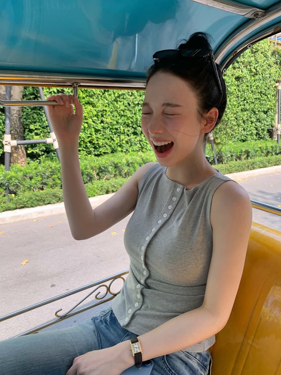 พี่น่าเช็คอินที่ไทยแล้ววว คนที่รักตุ๊กตุ๊กที่สุด 555555555555 โคตรน่ารักเลย