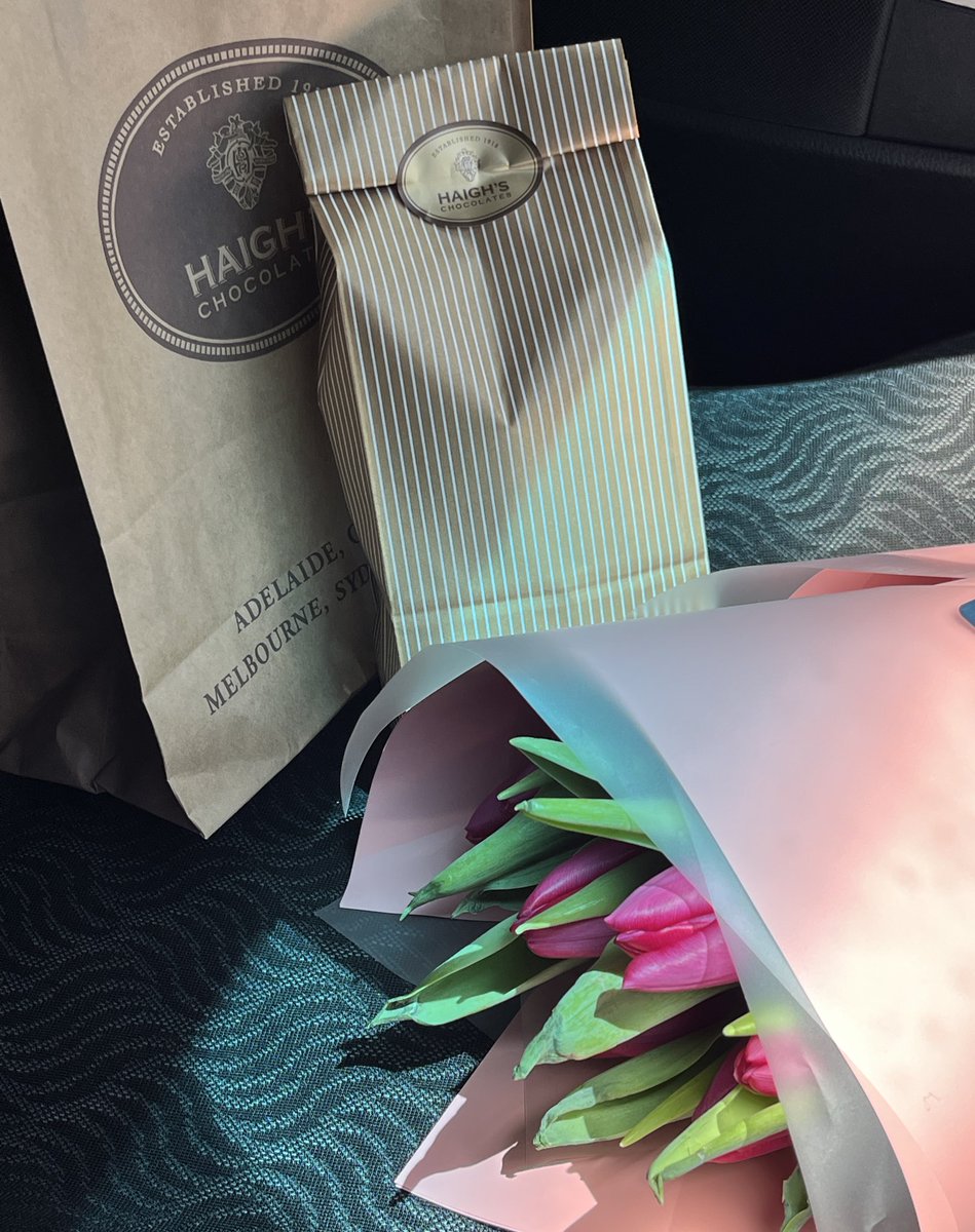 초콜렛 사러 쇼핑몰 갔다가 이걸 봐버림 외국에선 발렌타인데이에 여자친구 사주려고 판도라에 남자들 줄 선다는 게 사실이었음 고급 초콜렛 가게에도 줄 서고 꽃다발 들고 있는 남자들 많았음 호주남자는 덜 로맨틱한 편인 걸로 유명한데도