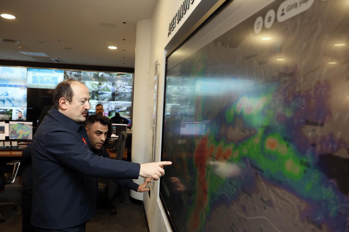 AFADBaskanlik's tweet photo. 📌AFAD Bilgi Yönetimi ve Operasyon Merkezi

Meteoroloji Genel Müdürlüğü‘nün (@meteoroloji_twi),  verilere istinaden sarı kodlu uyarı vermiş olduğu illerimizdeki gelişmeler, AFAD Başkanlığımız ve sahadaki ekiplerimiz tarafından yakından takip edilmektedir.

AFAD Başkanlığımız bünyesinde yer alan Bilgi Yönetimi ve Operasyon Merkezi 7/24 esasıyla görev yapmakta, meteorolojik bilgiler elde edilir edilmez Valiliklerimiz ile paylaşılmakta, risk değerlendirmeleri yapılarak yağışlar öncesi gerekli tedbirlerin alınması için ilgili kurumlar bilgilendirilerek harekete geçirilmekte, olumsuz hava şartlarına ilişkin uyarılar vatandaşlarımıza telefon mesajı ve anonslar yoluyla iletilmektedir.

Meteorolojik uyarı verilen illerimizdeki gelişmeler, AFAD Bilgi Yönetimi ve Operasyon Merkezimiz tarafından; uydu görüntüleri, meteorolojik veri ekranları, Kent Güvenlik Yönetim Sistemi (KGYS)’ne bağlı kameralar üzerinden titizlikle takip edilmekte ve yağış durumu anlık olarak izlenmektedir. İllerimizdeki Afet Koordinasyon Merkezleri ile irtibat halinde risk değerlendirmeleri yapılmakta, elde edilen anlık veriler, Türkiye Afet Müdahale Planı (TAMP) çerçevesinde, AFAD ekiplerimiz başta olmak üzere ilgili kurum ve kuruluşlarımız ile paylaşılmakta, gerekli koordinasyon sağlanmakta, gerekli sayıda ekip, araç ve personel sevk edilmek suretiyle gelen ihbarlara müdahale edilmektedir.

Ülkemiz genelindeki meteorolojik gelişmeleri ve buna bağlı olarak yaşanan olayları AFAD Bilgi Yönetimi ve Operasyon Merkezi’nden takip eden AFAD Başkanımız Vali Ali Hamza Pehlivan, alınan tedbirler ve müdahale çalışmaları hakkında Müdahale Genel Müdürü Sadi Ergin ve merkezde nöbette olan görevlilerden bilgiler aldı.

⚠️ Vatandaşlarımızın ani sel, su baskını, yıldırım, yerel dolu yağışı, yağış anında kuvvetli rüzgar, kıyı kesimlerde hortum riski ile kar yağışı olacak yerlerde tipi, çığ, fırtınayla birlikte ulaşımda aksamalar, çatı uçması, ağaç devrilmesi, soba ve doğalgaz kaynaklı zehirlenmeler gibi olumsuzluklara karşı dikkatli ve tedbirli olmasını; yetkili mercilerin uyarılarını dikkate almalarını önemle hatırlatıyoruz.

#AFAD 🇹🇷