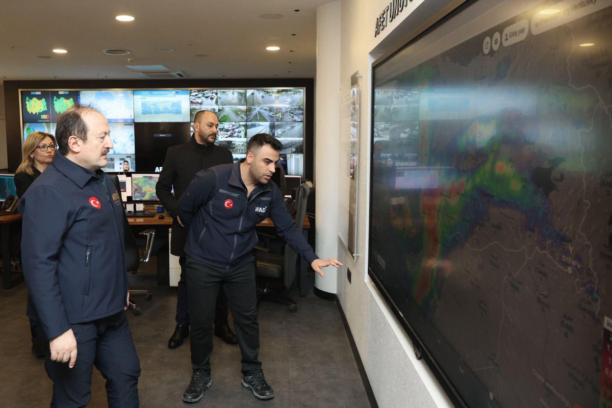 AFADBaskanlik's tweet photo. 📌AFAD Bilgi Yönetimi ve Operasyon Merkezi

Meteoroloji Genel Müdürlüğü‘nün (@meteoroloji_twi),  verilere istinaden sarı kodlu uyarı vermiş olduğu illerimizdeki gelişmeler, AFAD Başkanlığımız ve sahadaki ekiplerimiz tarafından yakından takip edilmektedir.

AFAD Başkanlığımız bünyesinde yer alan Bilgi Yönetimi ve Operasyon Merkezi 7/24 esasıyla görev yapmakta, meteorolojik bilgiler elde edilir edilmez Valiliklerimiz ile paylaşılmakta, risk değerlendirmeleri yapılarak yağışlar öncesi gerekli tedbirlerin alınması için ilgili kurumlar bilgilendirilerek harekete geçirilmekte, olumsuz hava şartlarına ilişkin uyarılar vatandaşlarımıza telefon mesajı ve anonslar yoluyla iletilmektedir.

Meteorolojik uyarı verilen illerimizdeki gelişmeler, AFAD Bilgi Yönetimi ve Operasyon Merkezimiz tarafından; uydu görüntüleri, meteorolojik veri ekranları, Kent Güvenlik Yönetim Sistemi (KGYS)’ne bağlı kameralar üzerinden titizlikle takip edilmekte ve yağış durumu anlık olarak izlenmektedir. İllerimizdeki Afet Koordinasyon Merkezleri ile irtibat halinde risk değerlendirmeleri yapılmakta, elde edilen anlık veriler, Türkiye Afet Müdahale Planı (TAMP) çerçevesinde, AFAD ekiplerimiz başta olmak üzere ilgili kurum ve kuruluşlarımız ile paylaşılmakta, gerekli koordinasyon sağlanmakta, gerekli sayıda ekip, araç ve personel sevk edilmek suretiyle gelen ihbarlara müdahale edilmektedir.

Ülkemiz genelindeki meteorolojik gelişmeleri ve buna bağlı olarak yaşanan olayları AFAD Bilgi Yönetimi ve Operasyon Merkezi’nden takip eden AFAD Başkanımız Vali Ali Hamza Pehlivan, alınan tedbirler ve müdahale çalışmaları hakkında Müdahale Genel Müdürü Sadi Ergin ve merkezde nöbette olan görevlilerden bilgiler aldı.

⚠️ Vatandaşlarımızın ani sel, su baskını, yıldırım, yerel dolu yağışı, yağış anında kuvvetli rüzgar, kıyı kesimlerde hortum riski ile kar yağışı olacak yerlerde tipi, çığ, fırtınayla birlikte ulaşımda aksamalar, çatı uçması, ağaç devrilmesi, soba ve doğalgaz kaynaklı zehirlenmeler gibi olumsuzluklara karşı dikkatli ve tedbirli olmasını; yetkili mercilerin uyarılarını dikkate almalarını önemle hatırlatıyoruz.

#AFAD 🇹🇷