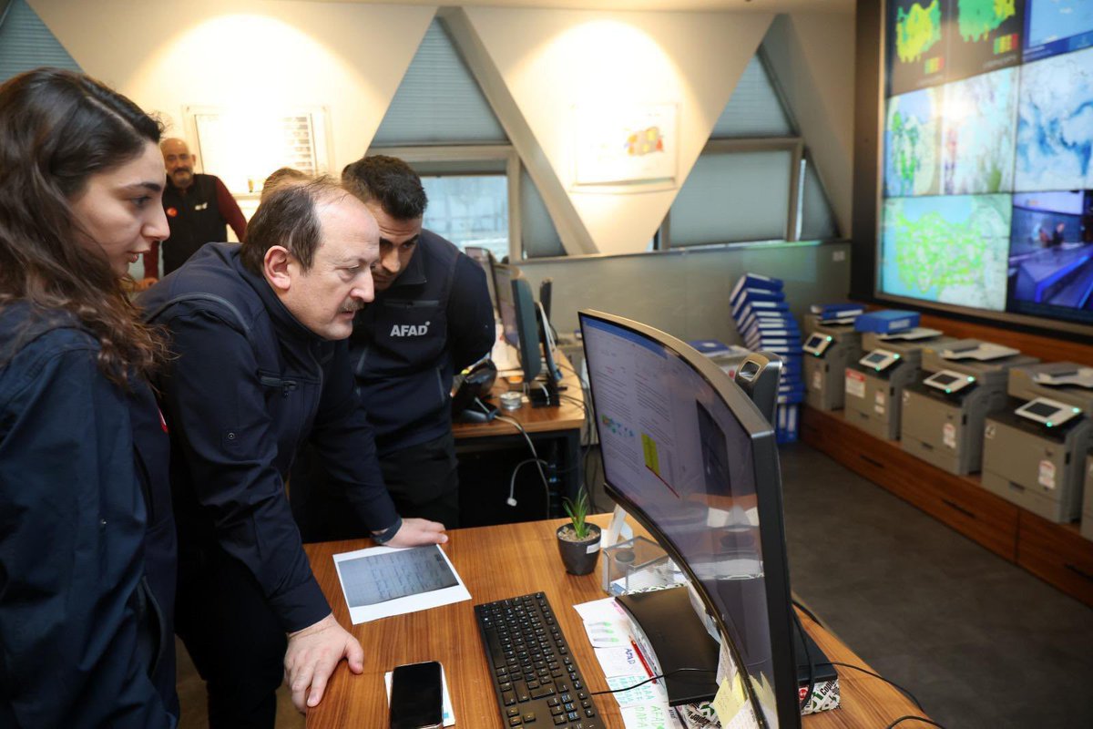 AFADBaskanlik's tweet photo. 📌AFAD Bilgi Yönetimi ve Operasyon Merkezi

Meteoroloji Genel Müdürlüğü‘nün (@meteoroloji_twi),  verilere istinaden sarı kodlu uyarı vermiş olduğu illerimizdeki gelişmeler, AFAD Başkanlığımız ve sahadaki ekiplerimiz tarafından yakından takip edilmektedir.

AFAD Başkanlığımız bünyesinde yer alan Bilgi Yönetimi ve Operasyon Merkezi 7/24 esasıyla görev yapmakta, meteorolojik bilgiler elde edilir edilmez Valiliklerimiz ile paylaşılmakta, risk değerlendirmeleri yapılarak yağışlar öncesi gerekli tedbirlerin alınması için ilgili kurumlar bilgilendirilerek harekete geçirilmekte, olumsuz hava şartlarına ilişkin uyarılar vatandaşlarımıza telefon mesajı ve anonslar yoluyla iletilmektedir.

Meteorolojik uyarı verilen illerimizdeki gelişmeler, AFAD Bilgi Yönetimi ve Operasyon Merkezimiz tarafından; uydu görüntüleri, meteorolojik veri ekranları, Kent Güvenlik Yönetim Sistemi (KGYS)’ne bağlı kameralar üzerinden titizlikle takip edilmekte ve yağış durumu anlık olarak izlenmektedir. İllerimizdeki Afet Koordinasyon Merkezleri ile irtibat halinde risk değerlendirmeleri yapılmakta, elde edilen anlık veriler, Türkiye Afet Müdahale Planı (TAMP) çerçevesinde, AFAD ekiplerimiz başta olmak üzere ilgili kurum ve kuruluşlarımız ile paylaşılmakta, gerekli koordinasyon sağlanmakta, gerekli sayıda ekip, araç ve personel sevk edilmek suretiyle gelen ihbarlara müdahale edilmektedir.

Ülkemiz genelindeki meteorolojik gelişmeleri ve buna bağlı olarak yaşanan olayları AFAD Bilgi Yönetimi ve Operasyon Merkezi’nden takip eden AFAD Başkanımız Vali Ali Hamza Pehlivan, alınan tedbirler ve müdahale çalışmaları hakkında Müdahale Genel Müdürü Sadi Ergin ve merkezde nöbette olan görevlilerden bilgiler aldı.

⚠️ Vatandaşlarımızın ani sel, su baskını, yıldırım, yerel dolu yağışı, yağış anında kuvvetli rüzgar, kıyı kesimlerde hortum riski ile kar yağışı olacak yerlerde tipi, çığ, fırtınayla birlikte ulaşımda aksamalar, çatı uçması, ağaç devrilmesi, soba ve doğalgaz kaynaklı zehirlenmeler gibi olumsuzluklara karşı dikkatli ve tedbirli olmasını; yetkili mercilerin uyarılarını dikkate almalarını önemle hatırlatıyoruz.

#AFAD 🇹🇷