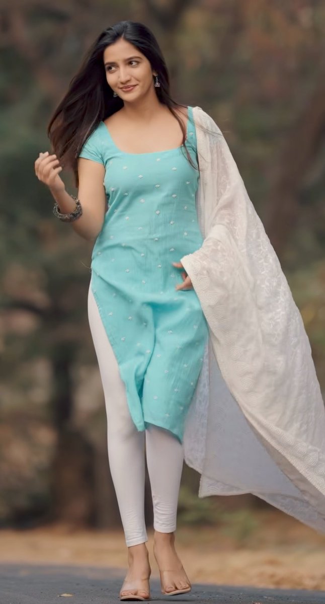 RomeoActresses's tweet photo. #NehaPathan https://t.co/Fy8A6a8hPp