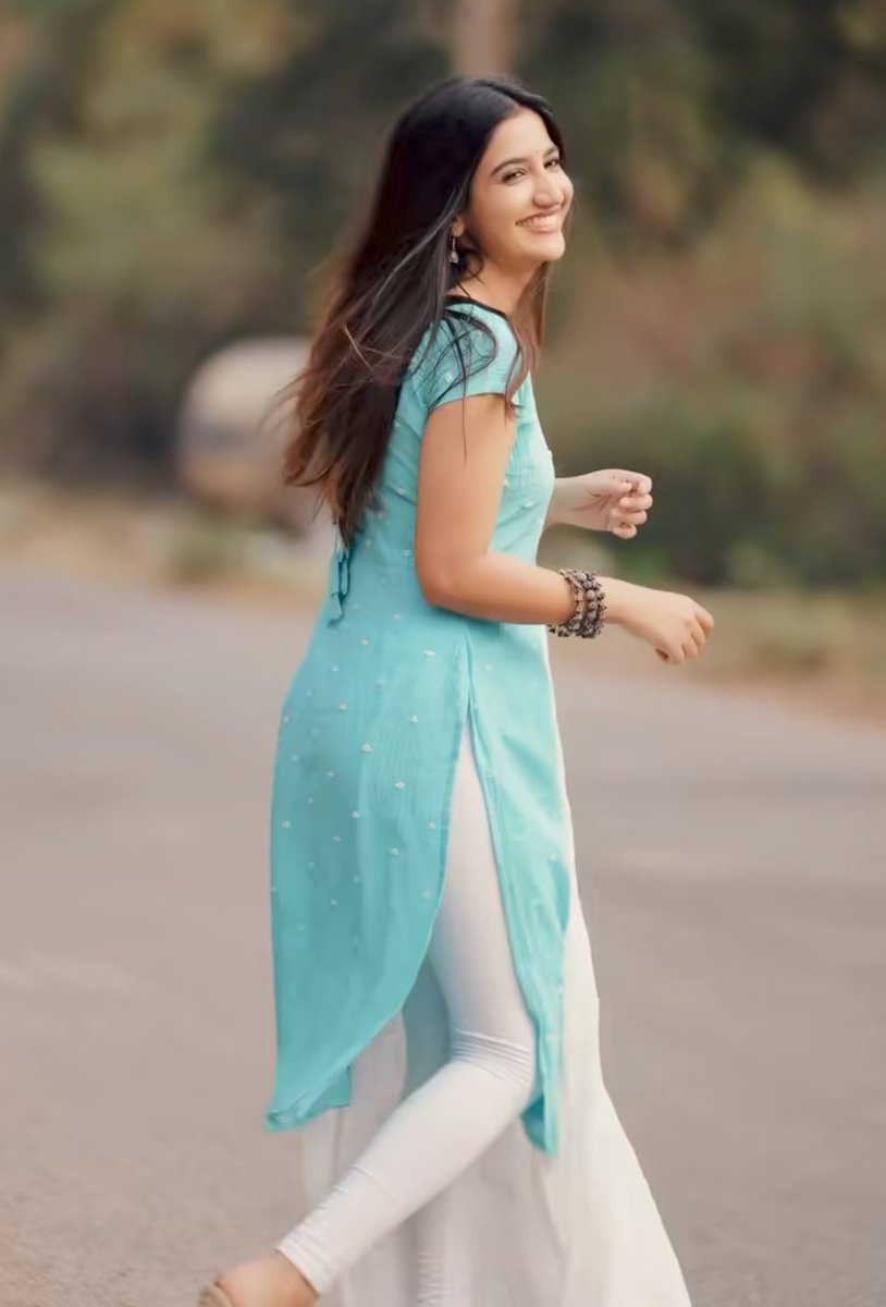 RomeoActresses's tweet photo. #NehaPathan https://t.co/Fy8A6a8hPp