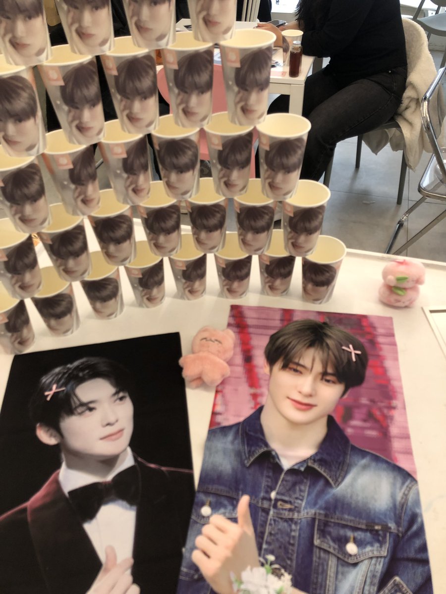 #재현이생일_쓰담쓰담

재현이 생카 가려고 부산까지 왔따 . .
너무 이쁜 생카였어요 ///