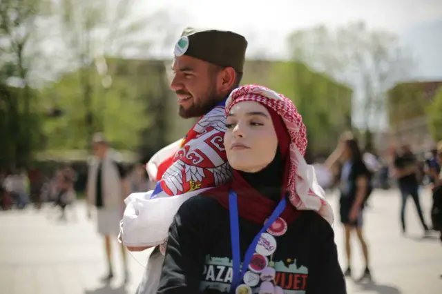 #tviterkolumna

​IZMEĐU KRSTA I KOMPLEKSA: APSURDI RADIKALNOG ANTITEIZMA I KLERONACIONALIZMA

U Srbiji ​postoji i vrlo je bučna jedna specifična grupa ljudi, nazovimo ih „radikalnim antiteistima“ ili perjanicama te famozne Druge Srbije, kojima svaka pojava krsta, ikone ili bilo