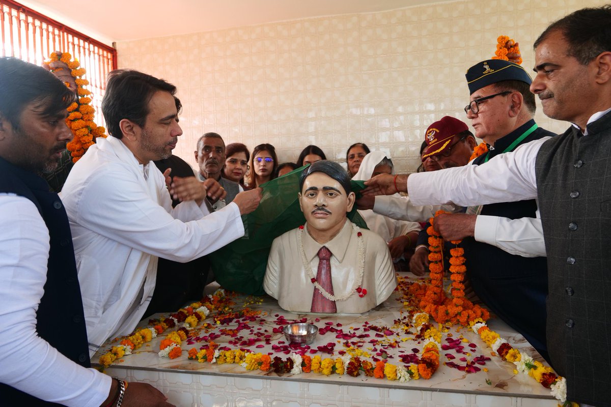 MalikBirpal's tweet photo. बुलंदशहर 
महावीर चक्र  प्राप्त शहीद सूबेदार रंजीत सिंह की प्रतिमा का अनावरण, किसानों–जवानों को समर्पित विचारों का संदेश
स्थान: गाँव लुहारली, जनपद बुलन्दशहर
गाँव लुहारली, जनपद बुलन्दशहर में #शहीद_सूबेदार_रंजीत_सिंह_प्रतिमा के अनावरण के पश्चात केंद्रीय कौशल विकास एवं उद्यमिता मंत्री (स्वतंत्र प्रभार) तथा केंद्रीय शिक्षा राज्य मंत्री, भारत सरकार चौधरी जयंत सिंह ने विशाल जनसभा को संबोधित किया।
अपने प्रेरक संबोधन में माननीय मंत्री ने देश, किसान और जवान के सम्मान व समृद्धि से जुड़े विचार साझा किए।
🔹 शहीद को नमन, देश की सुरक्षा को श्रद्धांजलि
सूबेदार रंजीत सिंह जी के सर्वोच्च बलिदान को नमन करते हुए कहा कि देश सदैव अपने वीर सपूतों का ऋणी रहेगा।
“जय जवान—जय किसान” के आदर्श को आत्मसात करने का आह्वान।
🔹 किसान-हित की विचारधारा का स्मरण
चौधरी चरण सिंह के विचारों का उल्लेख करते हुए कहा कि देश की खुशहाली का मार्ग खेत और खलिहानों से होकर गुजरता है।
किसानों की समृद्धि को राष्ट्रीय समृद्धि की कुंजी बताया।
🔹 जय जवान—जय किसान का संदेश
लाल बहादुर शास्त्री के ऐतिहासिक नारे का स्मरण करते हुए जवानों और किसानों के योगदान को समान सम्मान देने की बात कही।
🔹 राष्ट्रीय लोकदल की समावेशी राजनीति
राष्ट्रीय लोकदल को हर वर्ग की पार्टी बताते हुए कहा कि रालोद में सभी का सम्मान है।
गरीब, किसान, मजदूर और वंचित वर्गों का रालोद में स्वागत है।
चौधरी चरण सिंह जी की विचारधारा को आगे बढ़ाना हम सबकी सामूहिक जिम्मेदारी है।
🔹 क्षेत्रीय विकास में योगदान
चौधरी अजीत सिंह द्वारा क्षेत्र को शुगर मिल दिलाए जाने का उल्लेख।
इससे गन्ना किसानों को बड़ा लाभ और स्थानीय रोजगार के अवसर बढ़े।
🔹 कृषि के साथ व्यापार की आवश्यकता
केवल खेती पर निर्भर रहकर आजीविका संभव नहीं—व्यापार और उद्यमिता में भी भागीदारी आवश्यक।
किसानों को वैल्यू-एडिशन, प्रोसेसिंग और मार्केट-लिंक से जोड़ने पर जोर।
🔹 किसान हित सर्वोपरि
भारत सरकार किसानों के हितों को ध्यान में रखकर ही सभी समझौते करेगी।
किसानों को किसी प्रकार का नुकसान नहीं होने दिया जाएगा—यह स्पष्ट प्रतिबद्धता।
🔹 युवाओं के लिए कौशल और रोजगार
मंत्रालय द्वारा युवाओं को प्रशिक्षण देकर रोजगार के योग्य बनाया जा रहा है।
कौशल विकास से आत्मनिर्भरता और स्थायी आजीविका को बढ़ावा।
🔹 किसान समृद्धि ही लक्ष्य
रालोद के विधायक सदैव किसानों की बात करते हैं।
उद्देश्य स्पष्ट—किसान समृद्ध हो, गांव मजबूत हों और देश आगे बढ़े।
निष्कर्ष:
यह कार्यक्रम शहीदों के सम्मान, किसान-जवान के सशक्तिकरण और समावेशी विकास के संकल्प का सशक्त प्रतीक रहा। माननीय मंत्री ने जनसमूह से आह्वान किया कि हम सब मिलकर किसान-हित, कौशल और उद्यमिता के माध्यम से राष्ट्र निर्माण में योगदान दें।
जय हिंद
जय रालोद 
जय जयंत चौधरी