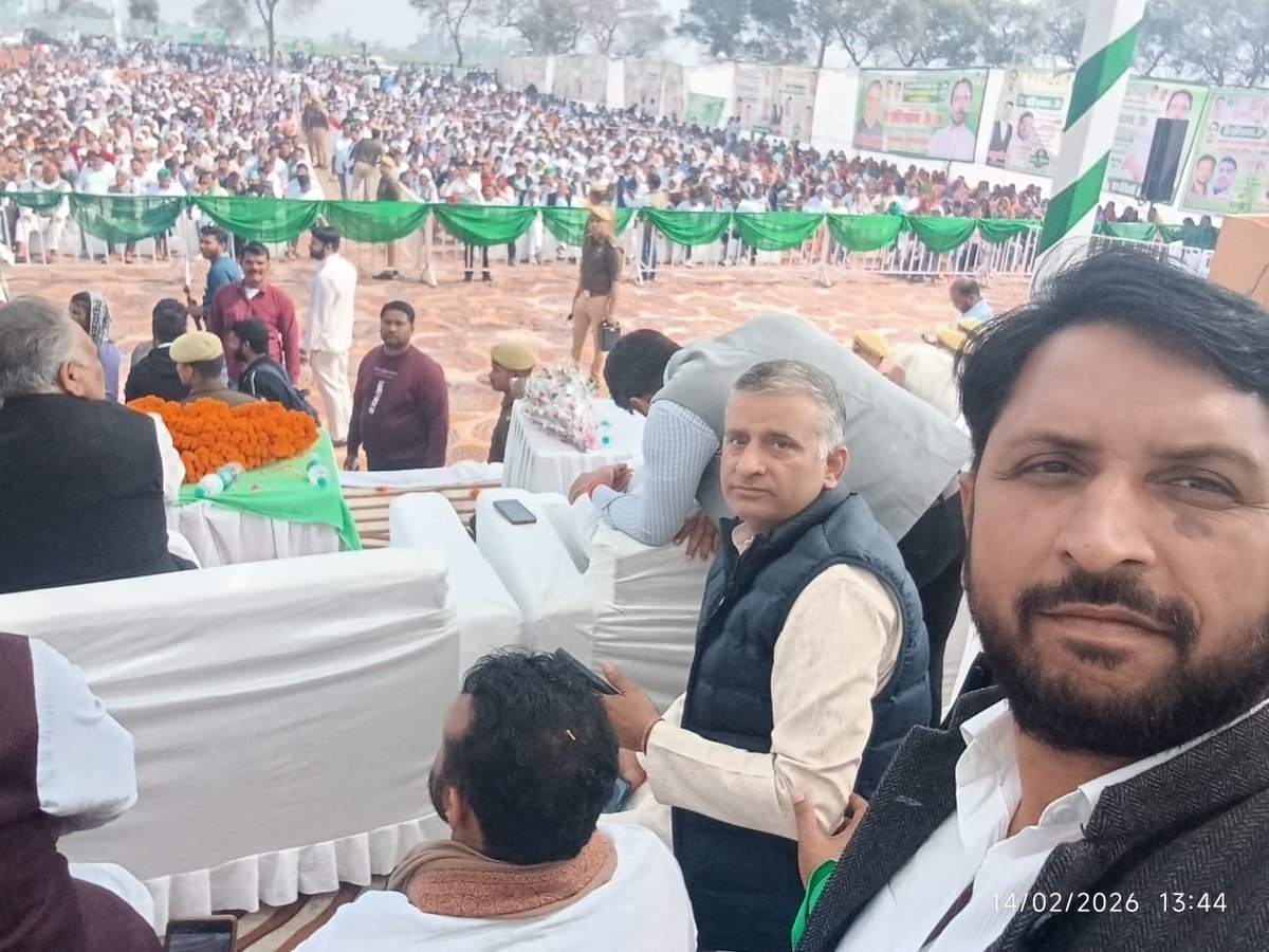 MalikBirpal's tweet photo. बुलंदशहर 
महावीर चक्र  प्राप्त शहीद सूबेदार रंजीत सिंह की प्रतिमा का अनावरण, किसानों–जवानों को समर्पित विचारों का संदेश
स्थान: गाँव लुहारली, जनपद बुलन्दशहर
गाँव लुहारली, जनपद बुलन्दशहर में #शहीद_सूबेदार_रंजीत_सिंह_प्रतिमा के अनावरण के पश्चात केंद्रीय कौशल विकास एवं उद्यमिता मंत्री (स्वतंत्र प्रभार) तथा केंद्रीय शिक्षा राज्य मंत्री, भारत सरकार चौधरी जयंत सिंह ने विशाल जनसभा को संबोधित किया।
अपने प्रेरक संबोधन में माननीय मंत्री ने देश, किसान और जवान के सम्मान व समृद्धि से जुड़े विचार साझा किए।
🔹 शहीद को नमन, देश की सुरक्षा को श्रद्धांजलि
सूबेदार रंजीत सिंह जी के सर्वोच्च बलिदान को नमन करते हुए कहा कि देश सदैव अपने वीर सपूतों का ऋणी रहेगा।
“जय जवान—जय किसान” के आदर्श को आत्मसात करने का आह्वान।
🔹 किसान-हित की विचारधारा का स्मरण
चौधरी चरण सिंह के विचारों का उल्लेख करते हुए कहा कि देश की खुशहाली का मार्ग खेत और खलिहानों से होकर गुजरता है।
किसानों की समृद्धि को राष्ट्रीय समृद्धि की कुंजी बताया।
🔹 जय जवान—जय किसान का संदेश
लाल बहादुर शास्त्री के ऐतिहासिक नारे का स्मरण करते हुए जवानों और किसानों के योगदान को समान सम्मान देने की बात कही।
🔹 राष्ट्रीय लोकदल की समावेशी राजनीति
राष्ट्रीय लोकदल को हर वर्ग की पार्टी बताते हुए कहा कि रालोद में सभी का सम्मान है।
गरीब, किसान, मजदूर और वंचित वर्गों का रालोद में स्वागत है।
चौधरी चरण सिंह जी की विचारधारा को आगे बढ़ाना हम सबकी सामूहिक जिम्मेदारी है।
🔹 क्षेत्रीय विकास में योगदान
चौधरी अजीत सिंह द्वारा क्षेत्र को शुगर मिल दिलाए जाने का उल्लेख।
इससे गन्ना किसानों को बड़ा लाभ और स्थानीय रोजगार के अवसर बढ़े।
🔹 कृषि के साथ व्यापार की आवश्यकता
केवल खेती पर निर्भर रहकर आजीविका संभव नहीं—व्यापार और उद्यमिता में भी भागीदारी आवश्यक।
किसानों को वैल्यू-एडिशन, प्रोसेसिंग और मार्केट-लिंक से जोड़ने पर जोर।
🔹 किसान हित सर्वोपरि
भारत सरकार किसानों के हितों को ध्यान में रखकर ही सभी समझौते करेगी।
किसानों को किसी प्रकार का नुकसान नहीं होने दिया जाएगा—यह स्पष्ट प्रतिबद्धता।
🔹 युवाओं के लिए कौशल और रोजगार
मंत्रालय द्वारा युवाओं को प्रशिक्षण देकर रोजगार के योग्य बनाया जा रहा है।
कौशल विकास से आत्मनिर्भरता और स्थायी आजीविका को बढ़ावा।
🔹 किसान समृद्धि ही लक्ष्य
रालोद के विधायक सदैव किसानों की बात करते हैं।
उद्देश्य स्पष्ट—किसान समृद्ध हो, गांव मजबूत हों और देश आगे बढ़े।
निष्कर्ष:
यह कार्यक्रम शहीदों के सम्मान, किसान-जवान के सशक्तिकरण और समावेशी विकास के संकल्प का सशक्त प्रतीक रहा। माननीय मंत्री ने जनसमूह से आह्वान किया कि हम सब मिलकर किसान-हित, कौशल और उद्यमिता के माध्यम से राष्ट्र निर्माण में योगदान दें।
जय हिंद
जय रालोद 
जय जयंत चौधरी