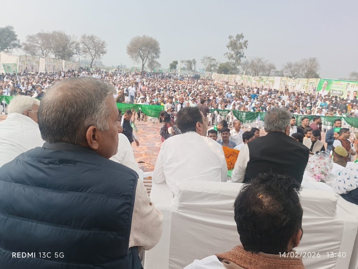 MalikBirpal's tweet photo. बुलंदशहर 
महावीर चक्र  प्राप्त शहीद सूबेदार रंजीत सिंह की प्रतिमा का अनावरण, किसानों–जवानों को समर्पित विचारों का संदेश
स्थान: गाँव लुहारली, जनपद बुलन्दशहर
गाँव लुहारली, जनपद बुलन्दशहर में #शहीद_सूबेदार_रंजीत_सिंह_प्रतिमा के अनावरण के पश्चात केंद्रीय कौशल विकास एवं उद्यमिता मंत्री (स्वतंत्र प्रभार) तथा केंद्रीय शिक्षा राज्य मंत्री, भारत सरकार चौधरी जयंत सिंह ने विशाल जनसभा को संबोधित किया।
अपने प्रेरक संबोधन में माननीय मंत्री ने देश, किसान और जवान के सम्मान व समृद्धि से जुड़े विचार साझा किए।
🔹 शहीद को नमन, देश की सुरक्षा को श्रद्धांजलि
सूबेदार रंजीत सिंह जी के सर्वोच्च बलिदान को नमन करते हुए कहा कि देश सदैव अपने वीर सपूतों का ऋणी रहेगा।
“जय जवान—जय किसान” के आदर्श को आत्मसात करने का आह्वान।
🔹 किसान-हित की विचारधारा का स्मरण
चौधरी चरण सिंह के विचारों का उल्लेख करते हुए कहा कि देश की खुशहाली का मार्ग खेत और खलिहानों से होकर गुजरता है।
किसानों की समृद्धि को राष्ट्रीय समृद्धि की कुंजी बताया।
🔹 जय जवान—जय किसान का संदेश
लाल बहादुर शास्त्री के ऐतिहासिक नारे का स्मरण करते हुए जवानों और किसानों के योगदान को समान सम्मान देने की बात कही।
🔹 राष्ट्रीय लोकदल की समावेशी राजनीति
राष्ट्रीय लोकदल को हर वर्ग की पार्टी बताते हुए कहा कि रालोद में सभी का सम्मान है।
गरीब, किसान, मजदूर और वंचित वर्गों का रालोद में स्वागत है।
चौधरी चरण सिंह जी की विचारधारा को आगे बढ़ाना हम सबकी सामूहिक जिम्मेदारी है।
🔹 क्षेत्रीय विकास में योगदान
चौधरी अजीत सिंह द्वारा क्षेत्र को शुगर मिल दिलाए जाने का उल्लेख।
इससे गन्ना किसानों को बड़ा लाभ और स्थानीय रोजगार के अवसर बढ़े।
🔹 कृषि के साथ व्यापार की आवश्यकता
केवल खेती पर निर्भर रहकर आजीविका संभव नहीं—व्यापार और उद्यमिता में भी भागीदारी आवश्यक।
किसानों को वैल्यू-एडिशन, प्रोसेसिंग और मार्केट-लिंक से जोड़ने पर जोर।
🔹 किसान हित सर्वोपरि
भारत सरकार किसानों के हितों को ध्यान में रखकर ही सभी समझौते करेगी।
किसानों को किसी प्रकार का नुकसान नहीं होने दिया जाएगा—यह स्पष्ट प्रतिबद्धता।
🔹 युवाओं के लिए कौशल और रोजगार
मंत्रालय द्वारा युवाओं को प्रशिक्षण देकर रोजगार के योग्य बनाया जा रहा है।
कौशल विकास से आत्मनिर्भरता और स्थायी आजीविका को बढ़ावा।
🔹 किसान समृद्धि ही लक्ष्य
रालोद के विधायक सदैव किसानों की बात करते हैं।
उद्देश्य स्पष्ट—किसान समृद्ध हो, गांव मजबूत हों और देश आगे बढ़े।
निष्कर्ष:
यह कार्यक्रम शहीदों के सम्मान, किसान-जवान के सशक्तिकरण और समावेशी विकास के संकल्प का सशक्त प्रतीक रहा। माननीय मंत्री ने जनसमूह से आह्वान किया कि हम सब मिलकर किसान-हित, कौशल और उद्यमिता के माध्यम से राष्ट्र निर्माण में योगदान दें।
जय हिंद
जय रालोद 
जय जयंत चौधरी