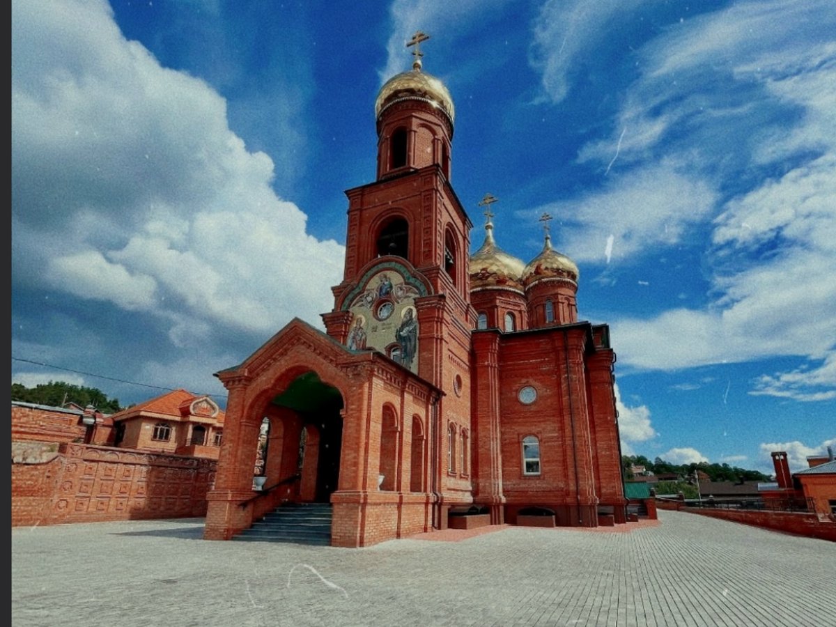 Свято-Воскресенский мужской монастырь в г. Тольятти расположен в районе Портпосёлка на берегу Жигулёвского водохранилища.
Зданиям обители более ста лет.
Ранее здесь была земская больница, построенная в 1872 году.
Больница работала до 1953 года.
В 1997 году здания переданы церкви.
