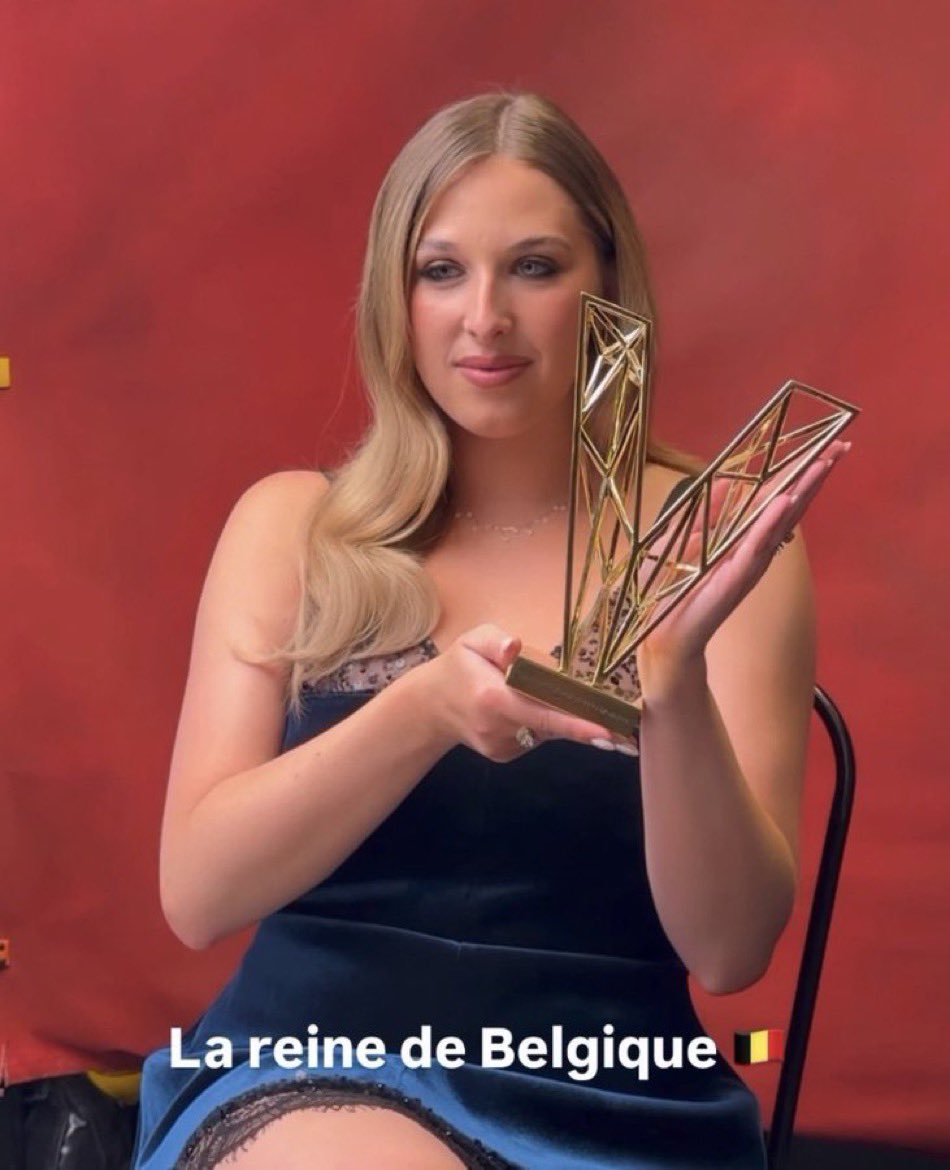 sinon au milieu de tout ça helena a gagner une victoire de la musique quoi