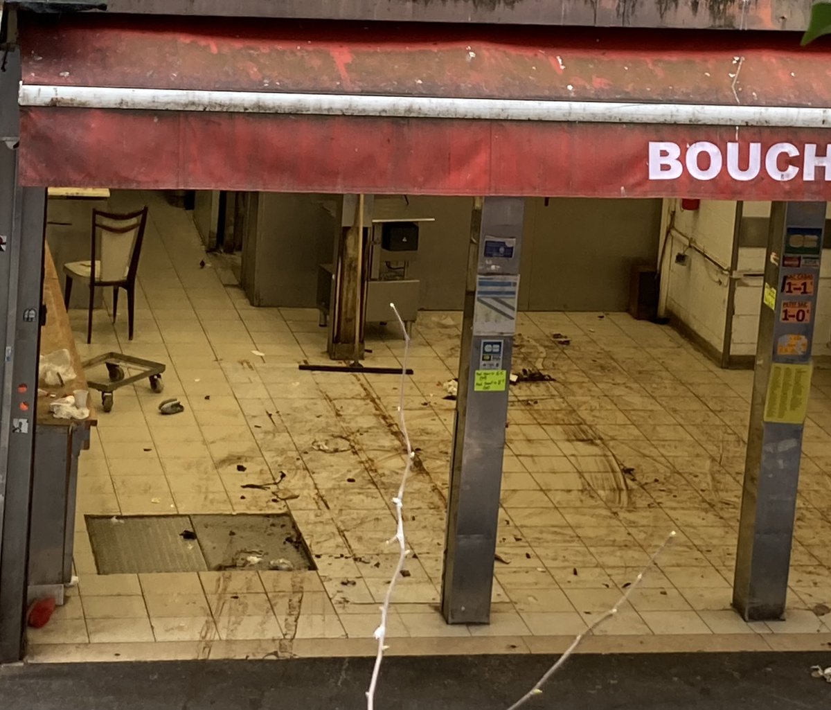 Quand on disait que certains commerces n’étaient pas très propres… <a href="/prefpolice/">Préfecture de Police</a> a fait fermer trois boucheries pour raisons d’hygiène. Voici l’état du sol d’une des boucherie sanctionnée, une fois vidée des vitrines. #chateaurouge