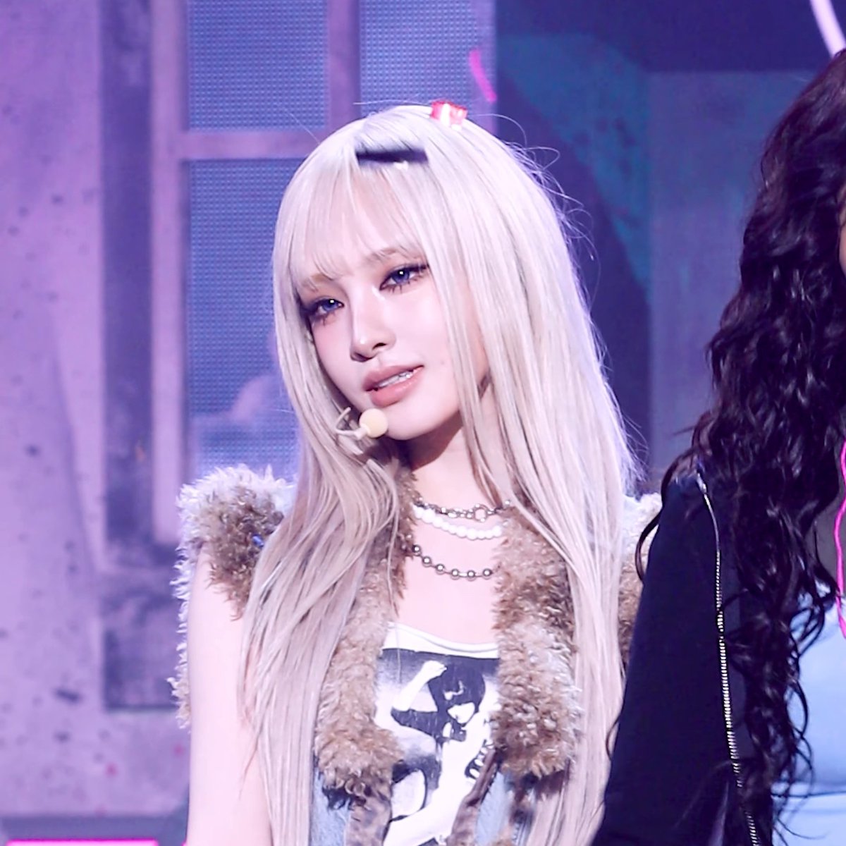 금발에 보라렌즈 장착한 얼굴
현실성 없어서 보면볼수록 아득해짐