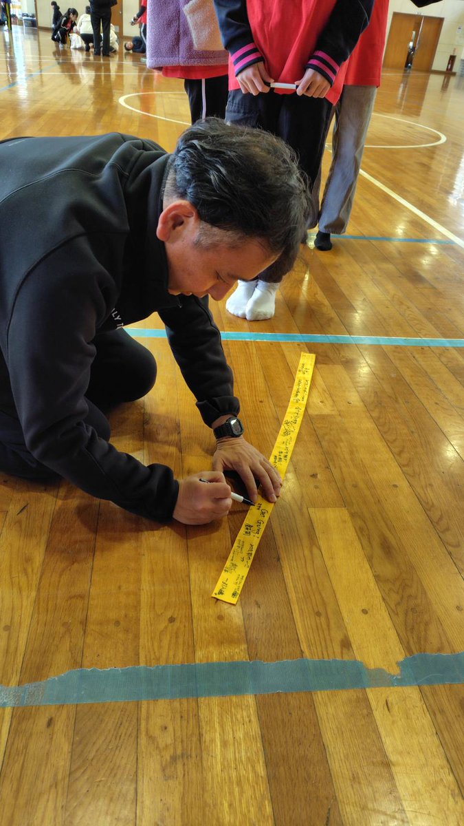 成田市青少年交流綱引き大会
前日最後の練習
玉造小では恒例の青少年相談員から選手へのハチマキが渡されます
子どもたちの笑顔が素敵
練習の成果が発揮されるといいですね
市内小学校区の青少年相談員皆様に敬意と感謝を表します
#成田市
#青少年相談員
#応援ハチマキ
#成田市議会議員鳥海なおき