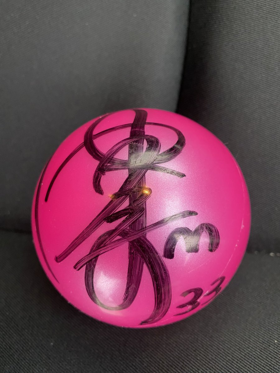 試合後のサインボール投げ込みでユズのサインボールゲット！ ユズ