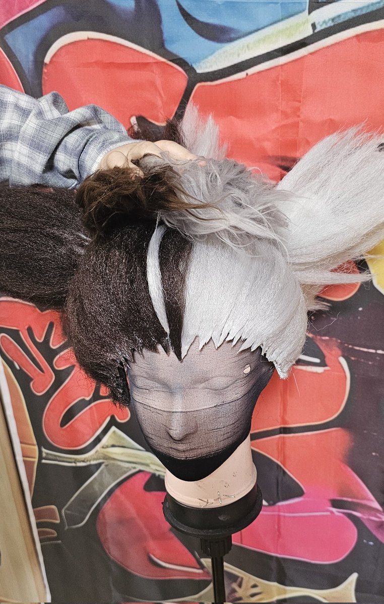 ウィッグ完成しました ✨👏

上の部分が取り外し可能で、柔らかい方に変えれます

わしゃわしゃ撫でる 🫳🏻" 
とこんな感じです