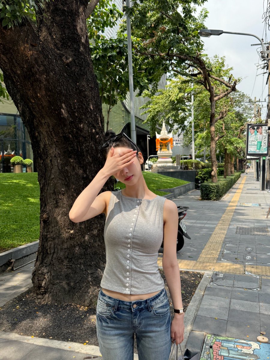 💙💬260214 6.07pm KST
#คาริน่าบับเบิ้ล #คาริน่า

📸
"สวัสดีค่ะ คาริน่าเองค่ะ"
"วันนี้วันวาเลนไทน์งั้นหรอ?"
"🍫💝"
"อย่างน้อยก็ต้องมีอันนี้นะ.."

6.11pm KST
"ตอนนี้ที่กรุงเทพ 33 องศา.."
"มายที่จะมาวันนี้"
"ดูแลตัวเองกันด้วยนะ"
"แล้วเจอกัน💝"