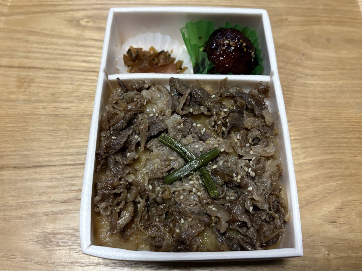 オリンピックでいろんな感情が湧いてきて仕事が手につきません。。
落ち着くために #駅弁 食べます！
#掛け紙 に惹かれて買った
#松川弁当 の #米澤牛_焼肉重
掛け紙には店の気概が込められているというか、ノスタルジーを感じてしまいます。
明日は #ひとり駅弁部 連載の日
がんばれニッポン！