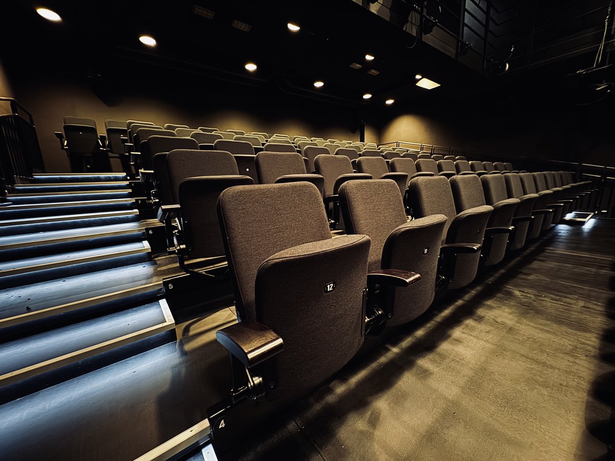 Studio Beseda má nové hlediště! 🎭✨ Větší komfort 🪑 + technologický posun ⚙️: posuvné hlediště nově ovládají elektromotory 🙌
Rekordní termín uprostřed sezóny ⏱️ (2/1 předáno, 26/1 zkoušky, 8/2 první diváci) 🎉
Děkujeme <a href="/_HradecKralove/">Hradec Králové</a> ❤️🏛️