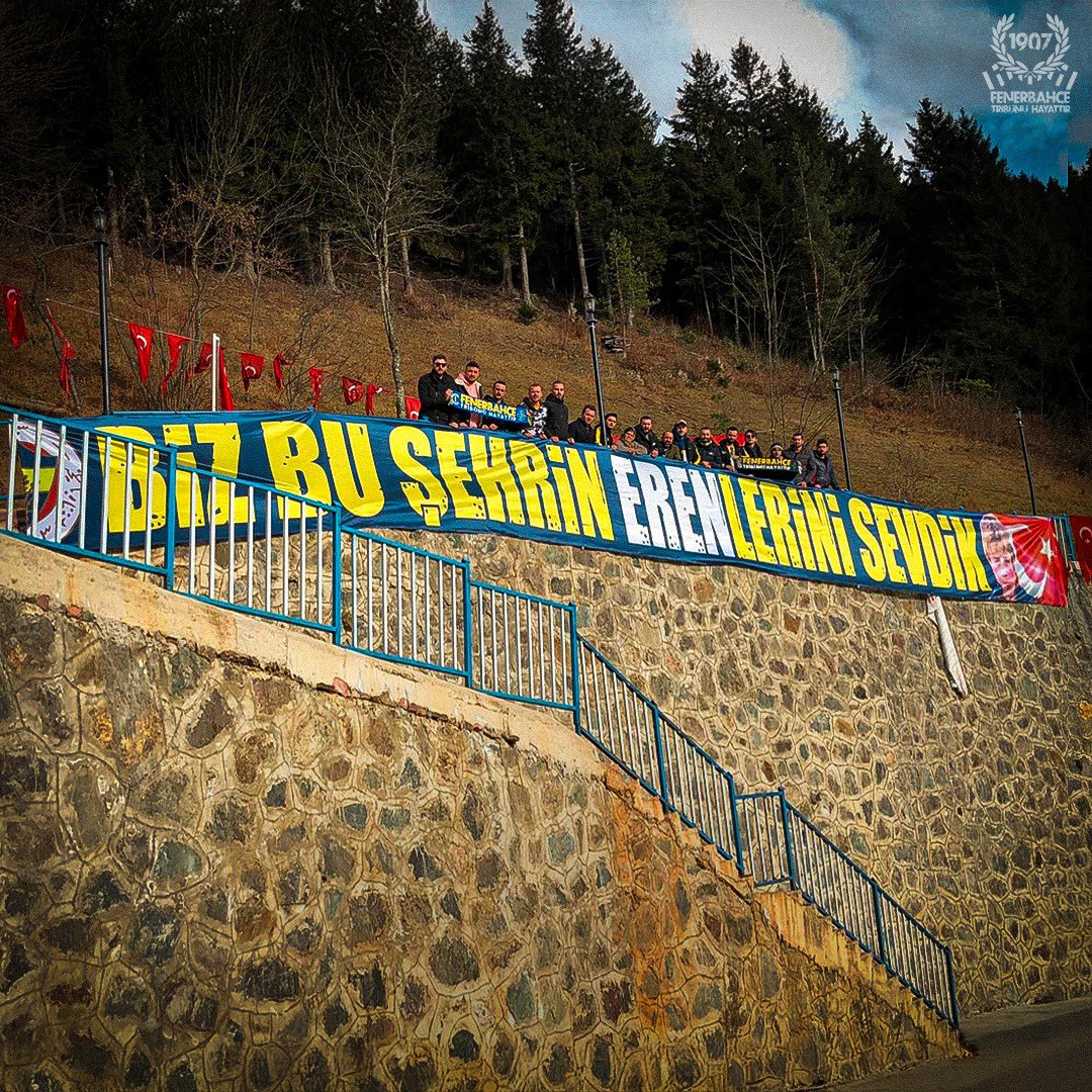#İyiKiVarsınEren
BİZ BU ŞEHRİN ‘EREN’LERİNİ SEVDİK!

#FenerbahçeTribünüHayattır