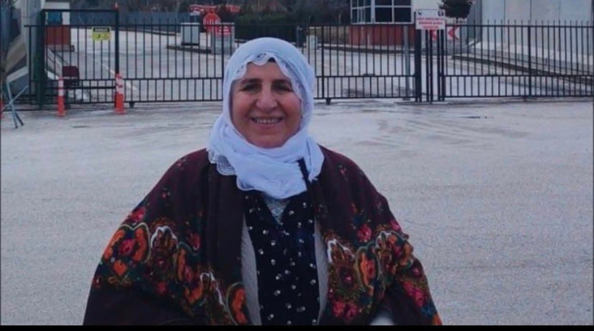 Suruç ailelerinden Besra Erol tahliye edildi..

Besra Erol tahliye oldu.  
Hoşgeldin Besra anne. 

Tu bi xêr hatî Dayika Besra...

#tahliye