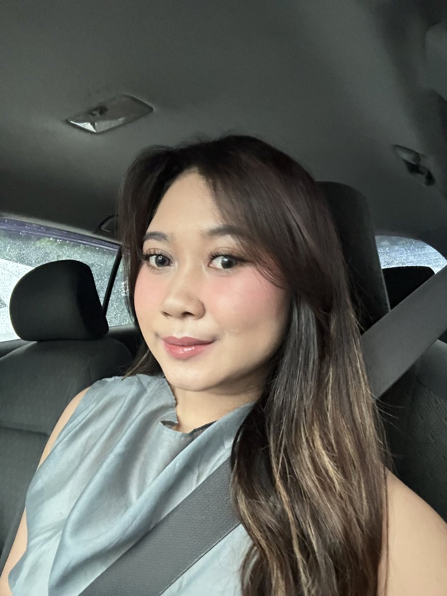 complexion local brand alus poll 😭✨

cushion trueve silver
mercredi loose powder
studio tropik setting powder

blas ga aku set pake setting spray soale lupa 😭🤏🏻