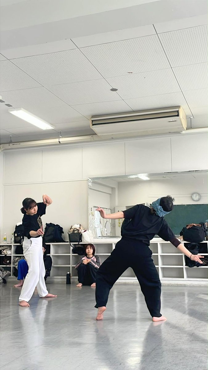 タオルを巻いて視界を制約することで感覚が広がっていきます。どう動くかも意思を働かせるのではなく、音楽や外部の刺激に呼応する。そこで生まれた動きがアンテナとなってまた新しい動きに繋がる。
難しく思えますが、回数を重ねるごとに認識の対象が増え新たな世界が見えてきます。