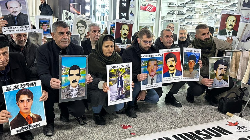 32 yıldır Aydınlar Ailesi’nin evlatlarının gözatında kaybedilmesi ile ilgili gerçekleri bilme ve onun akıbetini öğrenme hakları ihlal edildi. Cüneyt Aydınlar’ın akıbetinin araştırılması, yerinin belirlenmesi ve ondan kalanların ailesine tesliminin sağlanması gerekmektedir.