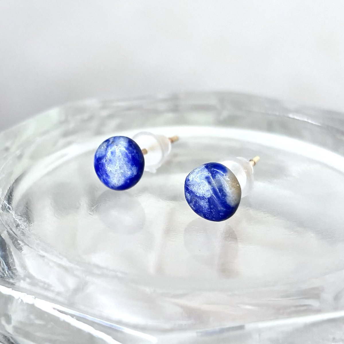 ラピスラズリの1粒ピアス💎

白模様多め＆丸い形の子が2粒いたのでセットにしてみました*ˊᵕˋ*

小ぶりなのでさりげなくつけられます✨️

🛒creema
creema.jp/item/20446117/…