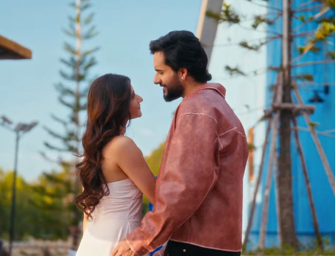 Kumar19607Ritik's tweet photo. Crazy song yaar just loved it superb lyrics

FUKRA SHINES IN TAREEFAN MV https://t.co/9xGa57xYMl