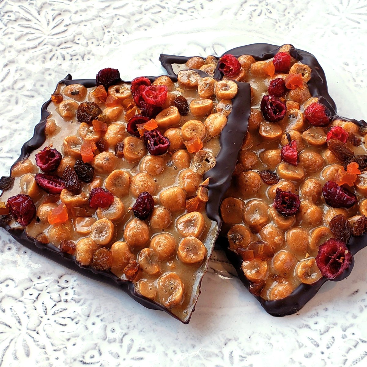 p_avalon's tweet photo. Valentine's day
ヌガティーヌショコラです🌼
香ばしいへーゼルナッツ
アプリコット、クランベリーの甘酸っぱさ
パリパリッとした軽いヌガーをショコラで包みました✨
楽しいショコラです🌼 https://t.co/JPVnWTLRb0