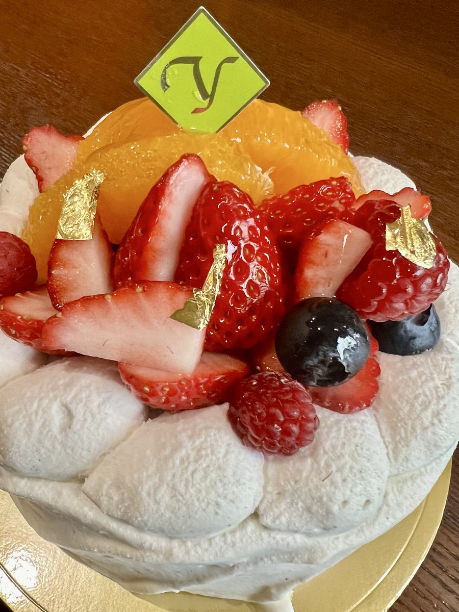 monamikiko's tweet photo. 夫がホールケーキ🎂を買ってきた！エッバレンタインデー💘だから⁈ 私何にもプレゼント🎁買ってないし夕ご飯もいつも通りだけど💦 https://t.co/Q0oUVUhypz
