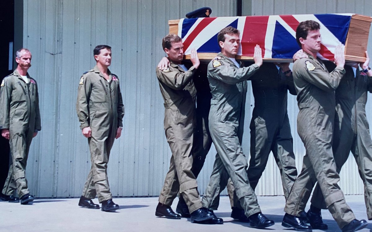 35 yrs ago today during the 1991 Gulf War, Steve Hicks was killed when 2 SAM3s hit his Tornado.
Steve, an ex-Sgt, was a friend, a solid man devoted to his family &amp; respected by all.
His body was recovered after the war &amp; borne home by his friends.
RIP Steve; your duty is done.🥃