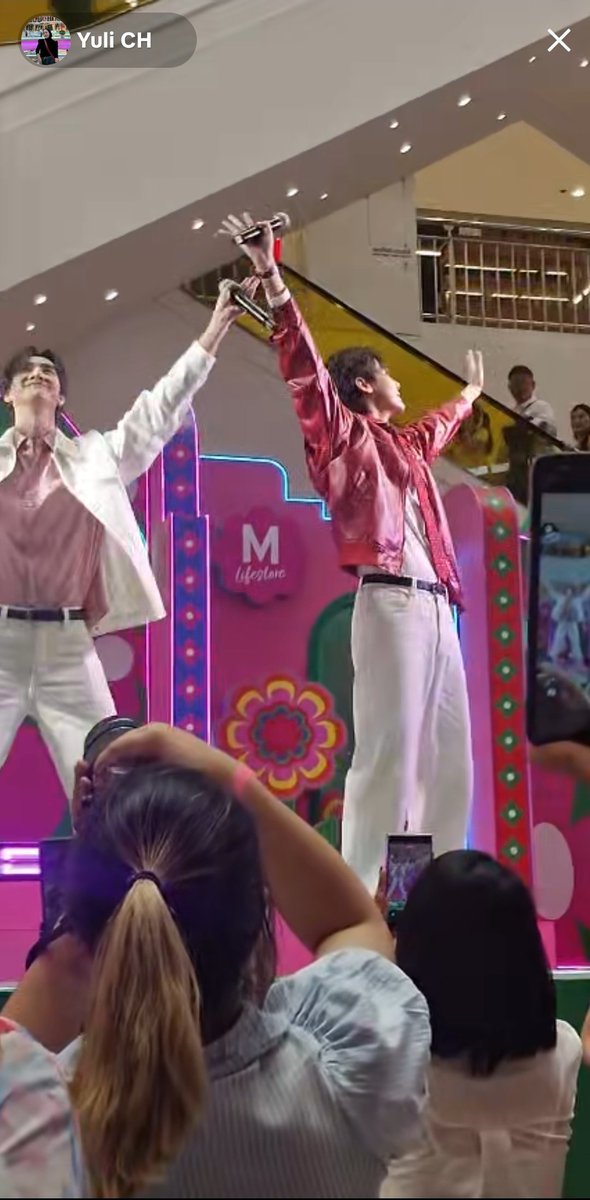 Ini lucu banget pas kiss bye sambil loncat 😭🤏🏻🤏🏻

DEW TEE HAPPY V DAY AT THE MALL BANGKAE 

#DewTeexTHEMALLLOVESTORE2026